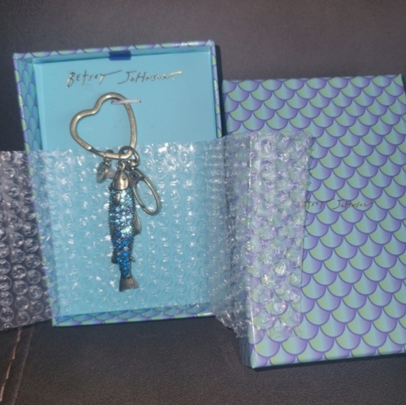 Betsey Johndon- Elegant Blue and Gold Fish Keychain - Picture 4 of 8